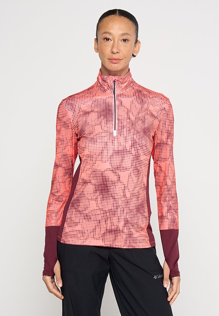 Langärmliges Sportoberteil in leuchtendem Pink mit gepunktetem Muster, hohem Kragen und Reißverschluss. Mit bordeauxfarbenen Akzenten an den Ärmel und Manschetten.