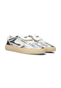 Sneaker metallici argento con superficie testurizzata, dettagli bianchi e suola in gomma color naturale. Presenta una chiusura con lacci e velcro.