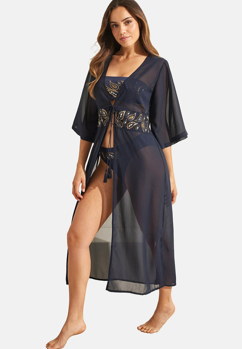 Kimono transparent bleu marine à manches courtes, présentant une broderie en paisley dorée et bleue complexe à la taille et une fermeture par lien.