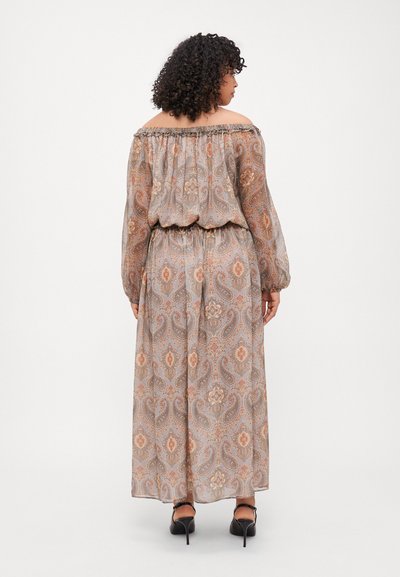 Flödande, off-shoulder maxiklänning i ljusbeige, med ett paisleymönster i dämpade toner, samlad midja och långa genomskinliga ärmar.