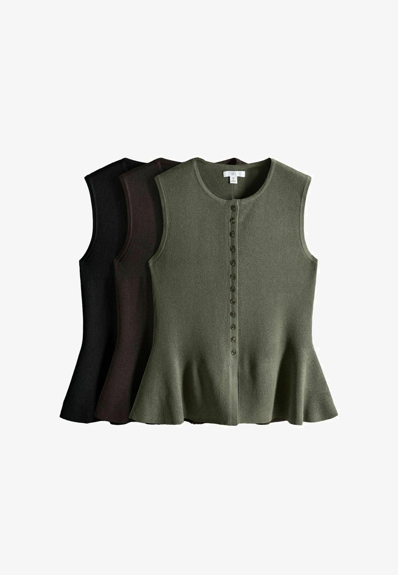 Trei topuri fără mâneci din tricot cu tiv peplum, partea frontală cu nasturi, în culorile verde măsliniu, maro închis și negru, așezate suprapuse unul lângă altul.