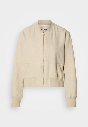 Giacca bomber corta beige realizzata in tessuto leggero, con zip frontale, polsini a coste e una consistenza liscia.