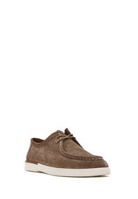 Scarpe in suede marrone con lacci, punta arrotondata, suola in gomma bianca e dettagli di cucitura a contrasto lungo i bordi.
