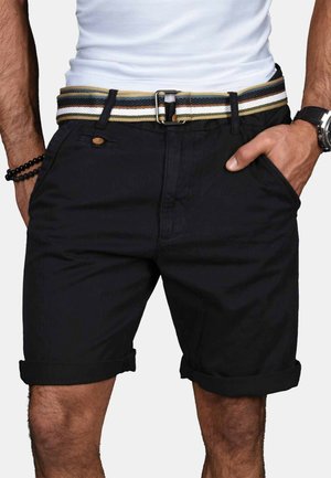 Schwarze Baumwoll-Shorts mit umgeschlagenen Säumen, ausgestattet mit einem mehrfarbigen gewebten Gürtel und vorderen Taschen. Einfaches Design, strapazierfähiges Material und lässige Passform.