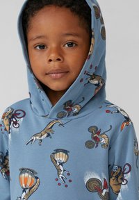 Kapuzensweatshirt in Blau mit einem verspielten Druck von Tieren in verschiedenen Aktionen. Weicher Stoff, detailreiche Grafiken und lässige Passform.