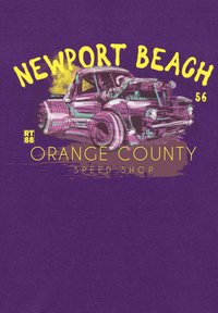 Fialová grafika s vintage dodávkou a výraznými, barevnými akcenty. Text zní "NEWPORT BEACH," "ORANGE COUNTY" a "SPEED SHOP."