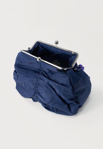 Τσάντα φάκελος από ύφασμα σε ναυτικό μπλε με ρυτίδες, ασημένιο μεταλλικό πλαίσιο και κούμπωμα, ανοιχτή για να δείξει την εσωτερική ετικέτα και την επένδυση.