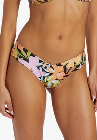 Květinové bikiny s černým pozadím a velkými pastelovými květinami v růžové, oranžové a zelené barvě. Hladká látka s přiléhavým střihem.