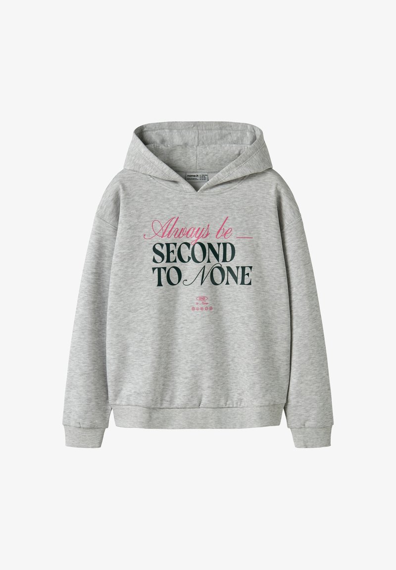 Sweat à capuche gris clair avec texte rose et vert foncé disant "Always be second to none" sur le devant, avec poignets et ourlet côtelés.