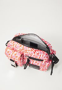 Karl Lagerfeld Jeans UTILITY GEO  - Borsa a tracolla - red
