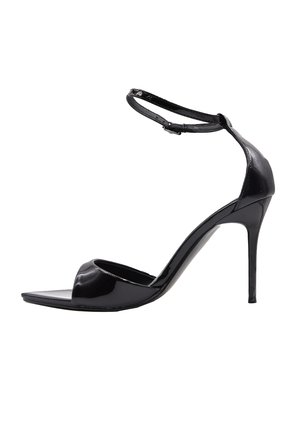 Sandalo alto in pelle verniciata nera con sottile cinturino alla caviglia e punta aperta, tacco a stiletto elegante, vista laterale su sfondo bianco.