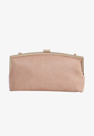 Pochette en daim rose doux avec une monture métallique dorée et une fermeture par fermoir, forme rectangulaire avec un bord supérieur légèrement incurvé.