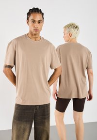 YOURTURN UNISEX BASIC GARMENT WASHED - T-shirts - taupe