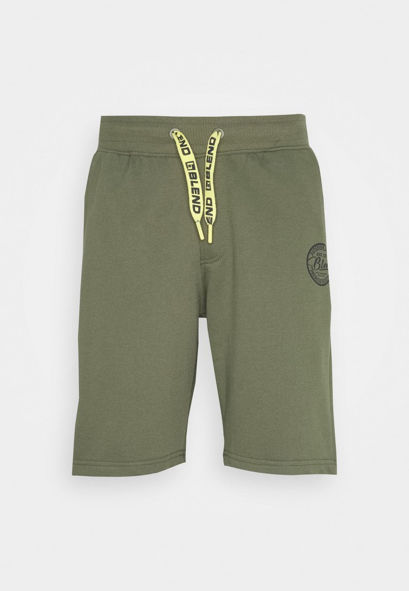 Shorts vert olive en tissu doux avec un cordon de serrage à la taille. Comprend des cordons jaunes et un logo circulaire sur le côté gauche.