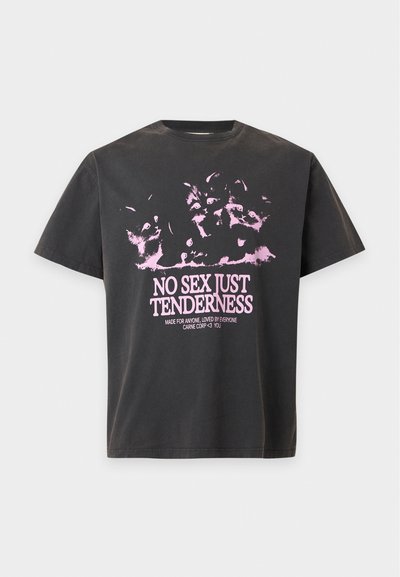 Μαύρο T-shirt με ροζ γραφικό κουταβιών και κείμενο "No sex just tenderness" και μικρότερο κείμενο κάτω μπροστά.