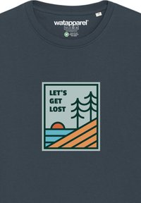 Donkerblauwe katoenen t-shirt met een grafisch ontwerp van een zonsondergang, bomen en bergen, met de tekst "LATE VOORUIT" in vette letters.