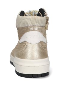 Gouden metallic high-top sneaker met witte accenten, textuur oppervlak en zwarte rubberen zool. Voorzien van mesh details en het merkteken op de hiel.