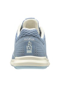 Světle modré sportovní boty vyrobené z prodyšné síťoviny a semisucu, s polstrovaným límcem, perforacemi a bílé gumové podrážce s detailním logem.