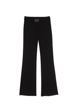 Črne široke hlače z gladkim materialom, opremljene z vzemnikom z zlatim zaponko in nabranimi detajli na pasu.