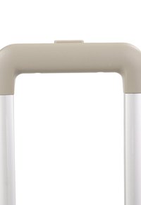 Poignée de valise beige extensible avec deux tiges télescopiques en métal argenté sur fond blanc.