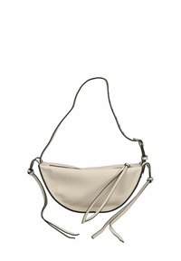 Borsa in stile hobo in morbido materiale crema con piping nero. Dotata di una singola tracolla e di lacci su entrambi i lati per la chiusura e la regolazione.