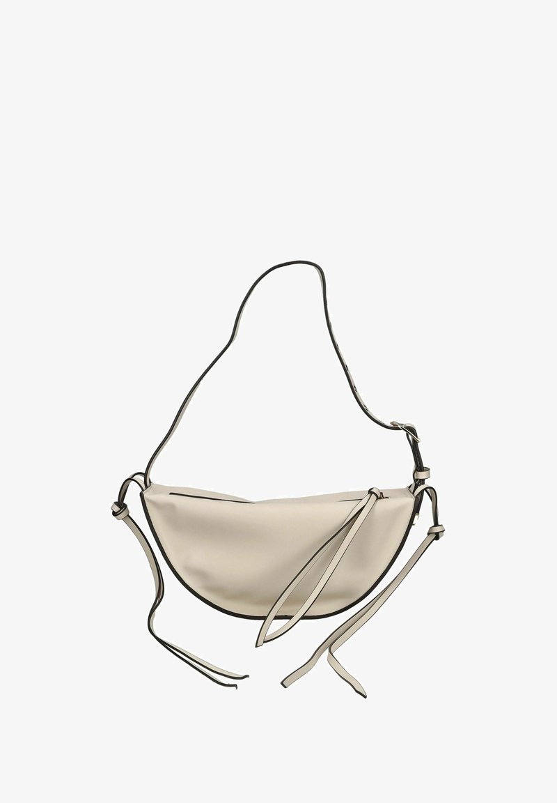 Borsa in stile hobo in morbido materiale crema con piping nero. Dotata di una singola tracolla e di lacci su entrambi i lati per la chiusura e la regolazione.