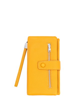 Portafoglio in pelle gialla con texture, dotato di cinturino da polso, tasca frontale con zip e chiusura con bottone automatico su sfondo bianco.