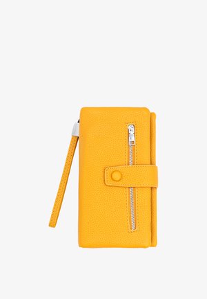 Portafoglio in pelle gialla con texture, dotato di cinturino da polso, tasca frontale con zip e chiusura con bottone automatico su sfondo bianco.