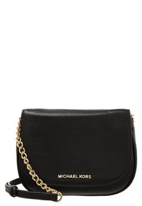 Svart läder crossbody-väska med en guldkedja, rundad form och en logotyp på framsidan, med en slät yta.