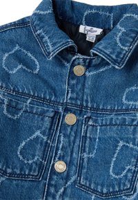 Jeansjack met een lichtblauwe tint, hartpatroon slijtage, metalen drukknoopsluitingen en een klassiek kraagontwerp. Geschikt voor baby's.