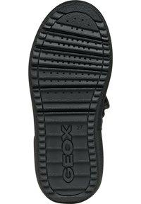Semelle de chaussure en caoutchouc noir avec des motifs de grip texturés, arborant la marque Geox, taille 27, et des trous de ventilation pour la respirabilité.