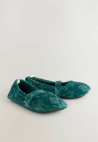 Teal samta plakanas slaidi ar ziedu rakstu un jostu pāri augšai, novietoti uz gaiša fona.