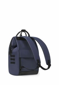 Zaino navy con un design strutturato, realizzato in materiale resistente. Presenta spallacci larghi, una tasca frontale e dettagli neri alla base.