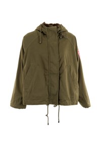 Giacca a vento verde oliva con cappuccio e zip frontale, cordini nel cappuccio e orlo, tasche laterali inclinate e una piccola patch rosa sulla manica.
