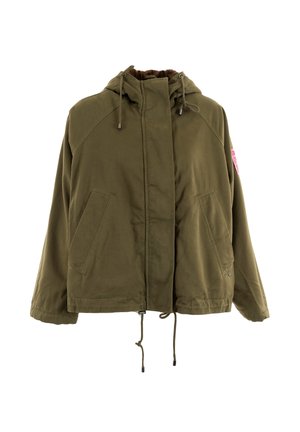 Veste à capuche vert olive avec fermeture éclair à l'avant, cordons de serrage au niveau de la capuche et de l'ourlet, poches latérales inclinées et un petit patch rose sur la manche.
