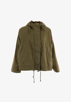 Veste à capuche vert olive avec fermeture éclair à l'avant, cordons de serrage au niveau de la capuche et de l'ourlet, poches latérales inclinées et un petit patch rose sur la manche.