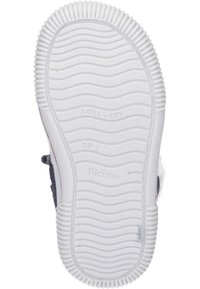 Witte rubberen zool met textuurgroeven, met het merk "Richter" en een afgeronde rand. Heeft een "ROLL-OFF" label nabij de hiel.