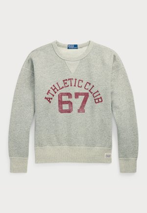 Siva majica s okruglim izrezom, s natpisom "ATHLETIC CLUB 67" u bordo boji. Rebrasti manžeti i donji rub, izrađena od mekog materijala.