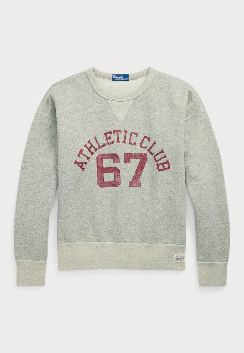 Szürke pulóver lekerekített nyakkal, „ATHLETIC CLUB 67” bordó nyomattal. Bordás mandzsetták és alsó szegély, puha anyagból készült.