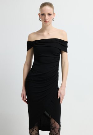 Sort off-shoulder-kjole med draperet stof, en tætsiddende silhuet og en knælængde med et subtilt slå-om-design.