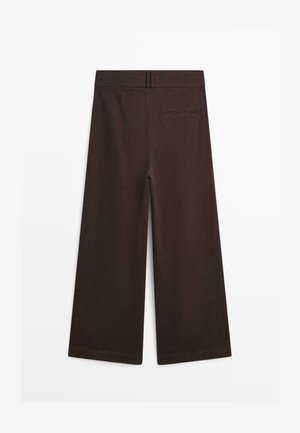 Pantalons larges marron avec une texture lisse, dotés d'une poche arrière et d'une taille ajustée. L'ourlet est bien fini.