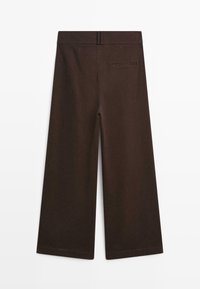 Donkerbruine wijde broek met een enkele achterzak en riemlussen, plat weergegeven op een witte achtergrond.