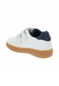 Sneaker bianco con tomaia in pelle sintetica, dettagli in navy, doppie cinghie in Velcro e suola in gomma naturale. Punta arrotondata e collare imbottito.