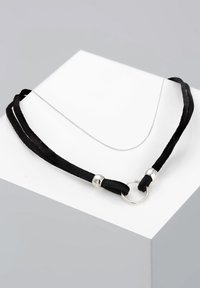 Zwart lederen koordketting met twee strengen, zilveren accenten en een ronde metalen sluiting. Glad van textuur met een minimalistisch ontwerp.