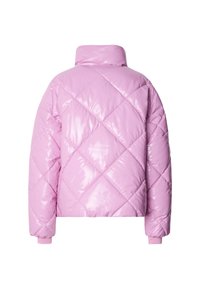 Podszewkowa kurtka w błyszczący jasnoróżowy kolorze z diamentowym wzorem pikowania. Posiada wysoki kołnierz i dopasowane mankiety. Gładka, błyszcząca faktura.