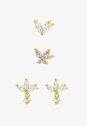Tres pares de pendientes de botón de oro con piedras preciosas claras en forma de marquesa y redonda, con diseños florales y de mariposa sobre un fondo blanco.