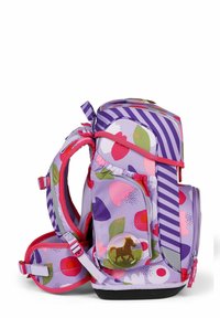Sac à dos violet avec un motif floral, accents roses, dessus rayé, poches latérales et un emblème de cheval arrondi. Bretelles réglables rembourrées.