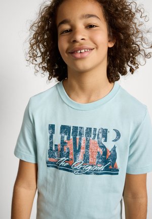 Svijetloplava pamučna majica s ispucalim grafičkim printom u tamnoplavoj, crvenoj i crnoj boji s natpisom "Levi's" i dizajnom siluete.