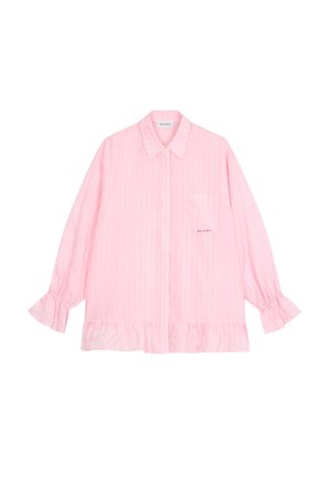 Blusa rosa chiaro a maniche lunghe con colletto appuntito, tasca frontale, polsini e orlo arricciati e sottili righe verticali.