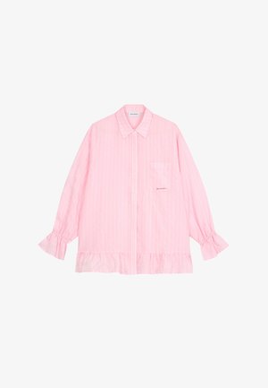 Lichtroze blouse met lange mouwen, puntige kraag, voorzak, gerimpelde manchetten en zoom, en subtiele verticale strepen.